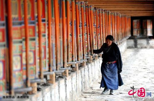 7月14日，甘肃省甘南藏族自治州夏河县，朝拜者在拉卜楞寺内转经筒。