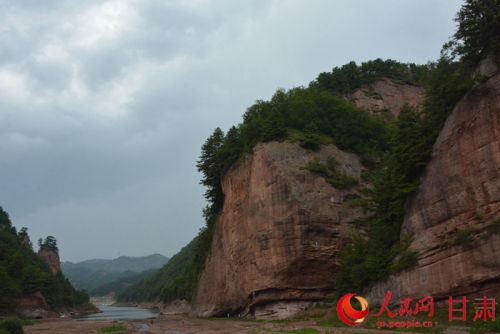 和山比起来，人很渺小（刘海天 摄）