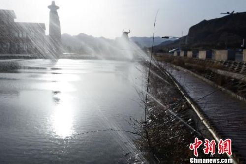 康乐镇境内有丹霞地质风光区、马场滩草原、康隆寺、雪山探险旅游区等旅游景区。　武雪峰 摄