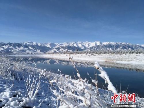 雪后的祁连山，奇峰、怪石在缥缈的云雾中若隐若现、如梦如幻。　武雪峰 摄