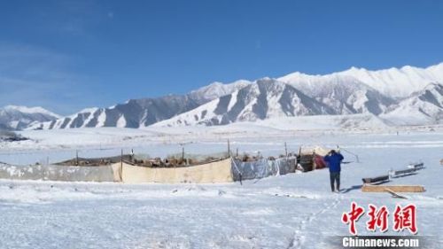 雪后的蓝天白云，令人心旷神怡，吸引游人登山赏雪观景。　武雪峰 摄