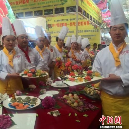 图为节会当天展出的“牡丹宴”。　崔琳 摄