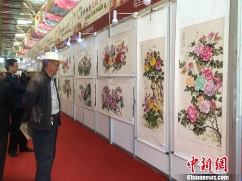 图为游客欣赏河州牡丹画作。　崔琳 摄