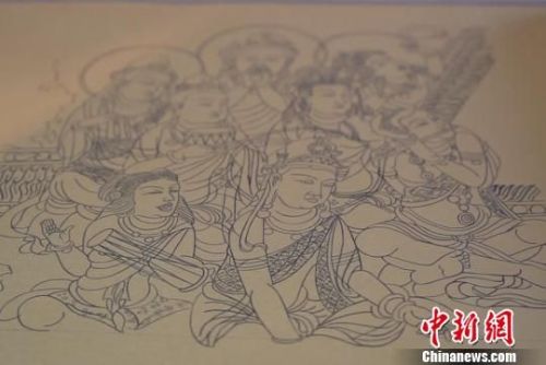 图为绘制的敦煌元素卷轴画，线条流畅。　钟欣 摄