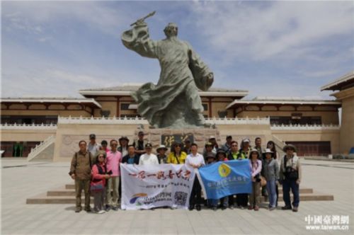 采风团在草圣故里文化产业园合影。（中国台湾网 李岳 摄）