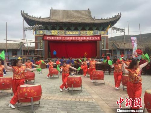 图为村民自编自演的节目。　杨娜 摄