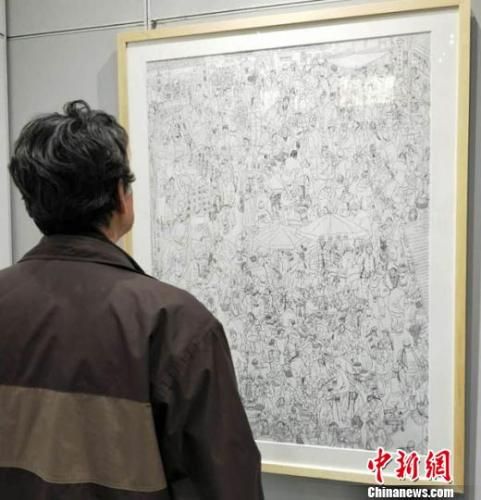 1月5日，“淬钢漉墨——丝路风韵钢笔画展”在甘肃兰州举办，甘肃甘肃省美术家协会会员周新平创作钢笔画《陇上腊月图》再现上世纪90年代农贸市场景象。　李治林 摄