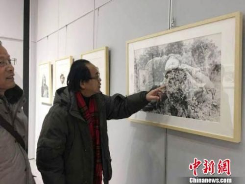 参加此次钢笔画展的18位艺术家平均年龄为60岁，他们自发组成一支“夕阳红”艺术家队伍，一同追忆往昔。　李治林 摄