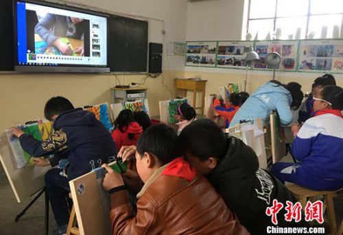 甘肃乡村学生通过“网络课堂”学习画画。(资料图片) 中新社记者 刘玉桃 摄