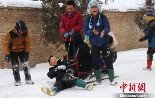 　　图为瓦天沟小学学生们看到银装素裹的世界异常兴奋，大家在雪地里打雪仗，滑雪。　敬斐斐 摄 