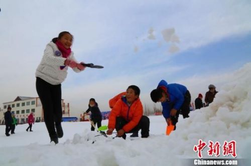 图为亲子堆雪人活动。　钱大伟 摄