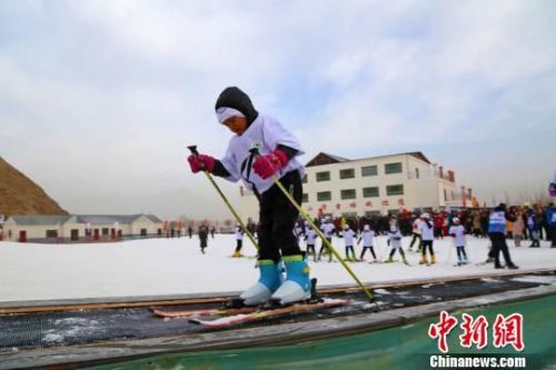 2018年1月21日，张掖山丹县境内千余名青少年走上冰雪，学习冰雪运动技巧，享受该项运动带来的快乐时光。　翟继宗　摄