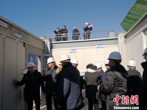 图为1月上旬，白俄罗斯建筑企业考察团参观甘肃建投“钢结构”建筑。　冯志军 摄