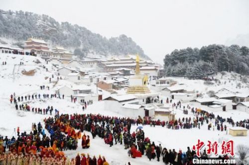 资料图。图为甘肃甘南正法大法会祈福。　杨艳敏 摄