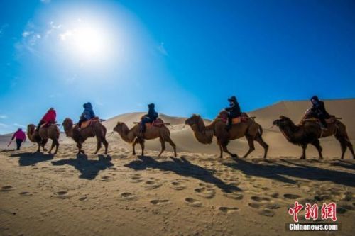  今年春节期间，丝绸之路国际旅游名城甘肃敦煌迎来旅游高潮。