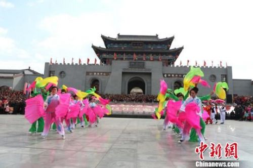 连日来，甘肃平凉市崆峒山大景区社火表演邀请赛在甘肃平凉崆峒区进行，16支队伍中9支来着农村。　艾庆龙　摄