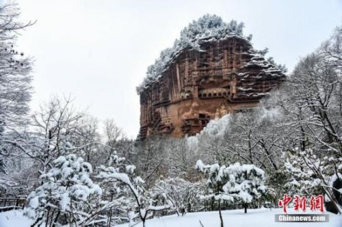 1月28日，甘肃天水麦积山石窟银装素裹，分外美丽妖娆，在白雪的妆扮下，犹如一幅美丽的画卷。 陈治平 摄