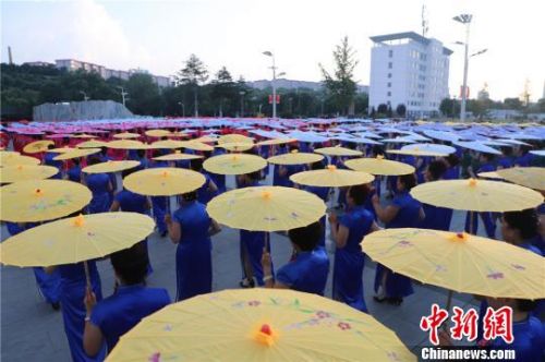 图为旗袍爱好者手撑油纸伞上演一场旗袍秀。　吴希会　摄