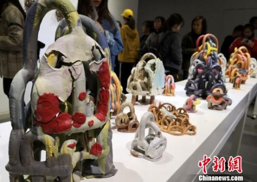 美国专家携手甘肃学子创作“中西结合”另类陶艺作品