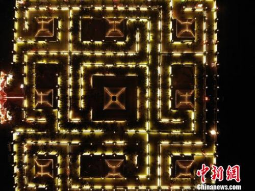 图为社火队带领万名民众进入2.4公里灯阵欣赏各式花灯，夜游祈福。　杨艳敏 摄
