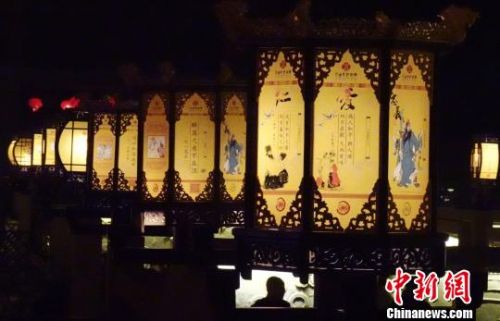 图为民众夜游“九曲黄河灯阵”祈福。　杨艳敏 摄