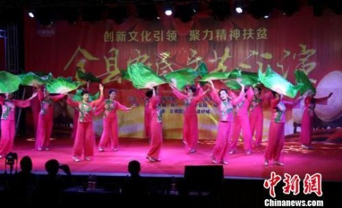 图为环县乡镇农民文艺汇演正在“百姓大舞台”进行，当地群众演员纷纷上台表演。　侯志雄 摄