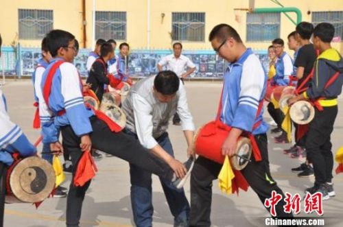 图为专人教学生凉州“攻鼓子”舞步和阵法。　钟欣 摄