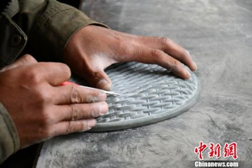 图为雕刻洮砚。　魏金龙 摄