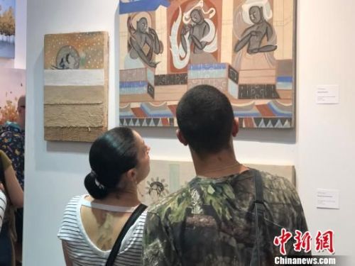 图为外国民众欣赏“丝绸之路古代石窟艺术精品展”。　甘肃华源文化产业集团供图 摄