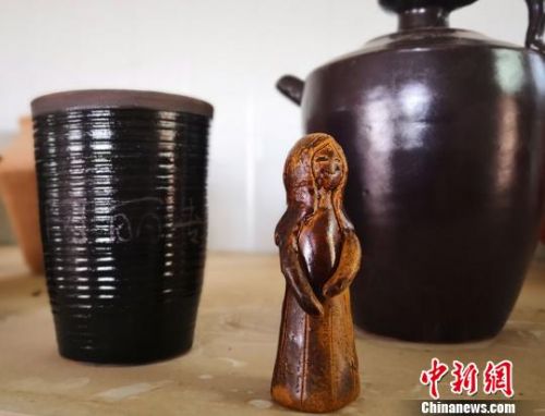 魏一行烧制的小物件。　高展 摄