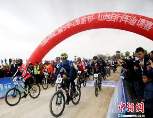 图为第二届沙枣花旅游节山地自行车邀请赛现场。　马爱彬 摄