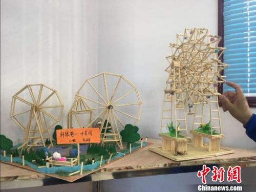 图为兰州水车园的手工艺作品。　张婧 摄