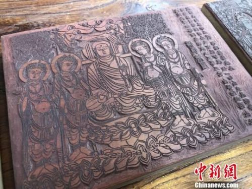 图为创作的敦煌壁画题材的雕刻作品。　徐雪 摄