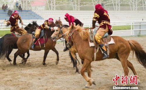 图为哈萨克族男子展示非遗项目“叼羊”。　高宏善 摄