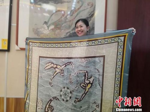 兰州女子钟情敦煌文化设计再现“壁画”丝巾远销海外