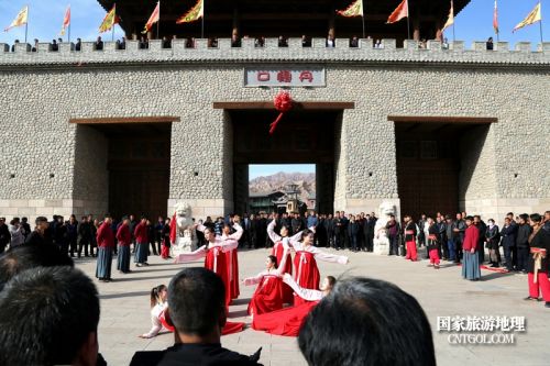 张掖丹霞口旅游度假小镇热情迎客.jpg