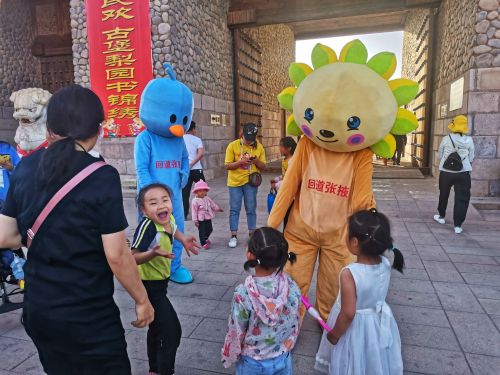 丹霞口旅游度假小镇游客络绎不绝