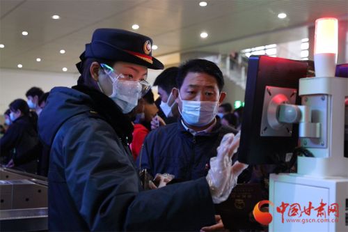 甘肃多地突降雨雪  铁路部门积极应对