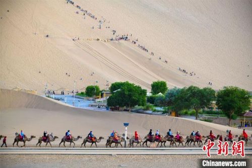 图为今年端午节假期，丝绸之路国际旅游名城甘肃敦煌鸣沙山人流如潮。　王斌银 摄