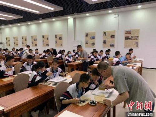 研学团队在敦煌阳关研学基地学习拓片制作。(资料图) 张奕瑗 摄