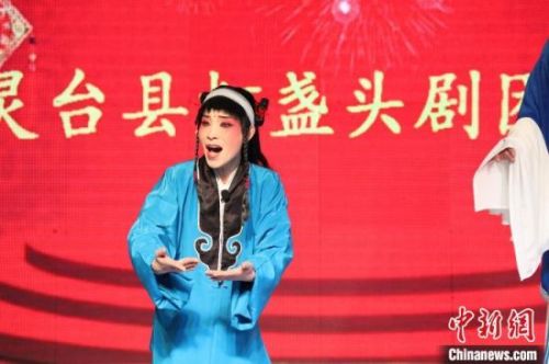 图为“90后”净娜演唱。　魏建军 摄