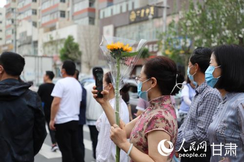 目送考生的家长。人民网 黄帆摄