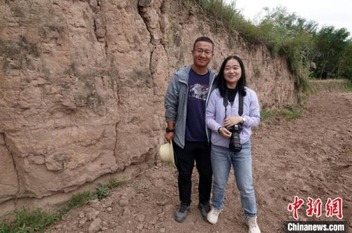 南佐遗址九座大型夯土台之一的土台遗存前，考古队骨干成员李小龙与考古同行的妻子袁晓合影。　<a target='_blank'  data-cke-saved-href='/' href='/'>中新社</a>记者 孙自法 摄