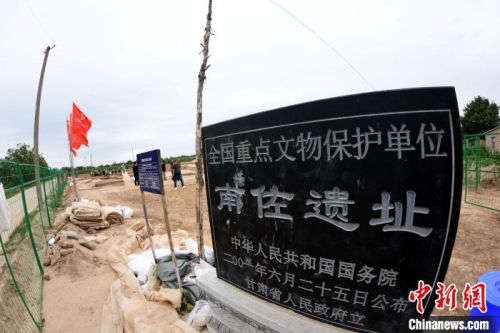 南佐遗址核心区，国务院公布、甘肃省政府所立“全国重点文物保护单位”铭碑。　<a target='_blank'  data-cke-saved-href='/' href='/'>中新社</a>记者 孙自法 摄
