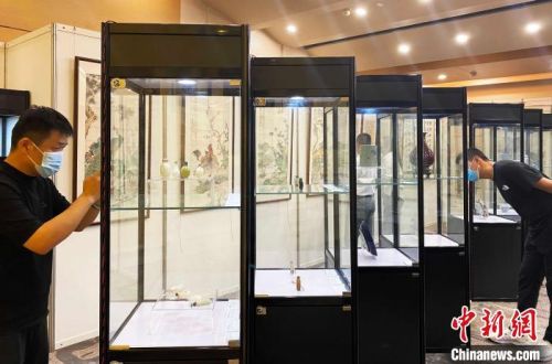 9月2日，江苏扬州“运河集粹”精品展开展，吸引了众多收藏爱好者前来观展。　崔佳明 摄