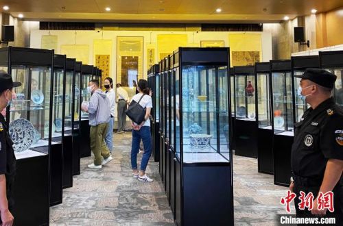 9月2日，江苏扬州“运河集粹”精品展开展，展出100余件(套)精品力作。　崔佳明 摄