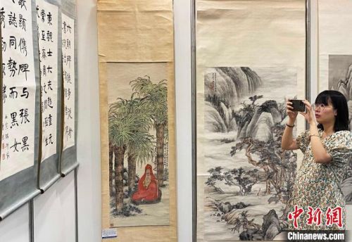 展出100余件(套)精品力作，前来观展的民众拍照“打卡”。　崔佳明 摄