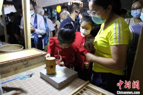 民众在第十八届临沂书圣文化节上体验“汉纸”制作。　孙婷婷 摄