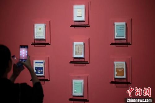 图为多个语种版本的《在延安文艺座谈会上的讲话》展出。　蒋启明 摄