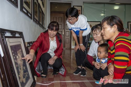 郭百花和前来学习技艺的同行进行交流麦秆帖画创作经验 (1).jpg